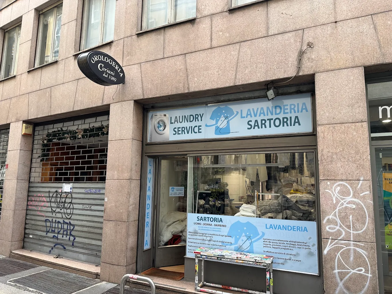 Ingresso della Lavanderia Sartoria in Via degli Arcimboldi